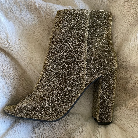 Steve Madden Goldie Gold
Heeled Ankle boots Size 7, New - Picture 3 of 5
